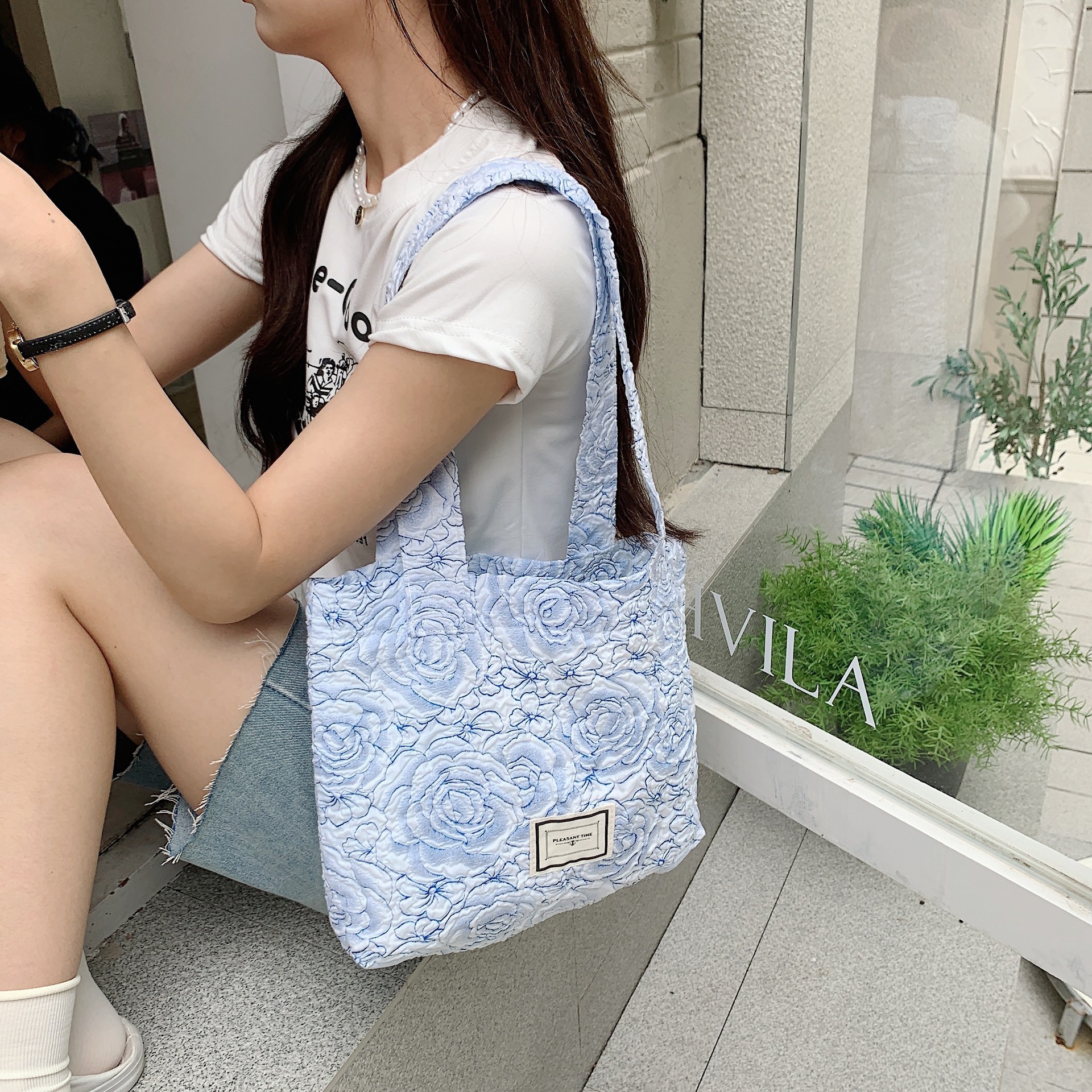 Wholesale of 25244 Jacquard blue rose large-capacity portable bags, clutch bags, storage bags, ladies' tote handbags undefined