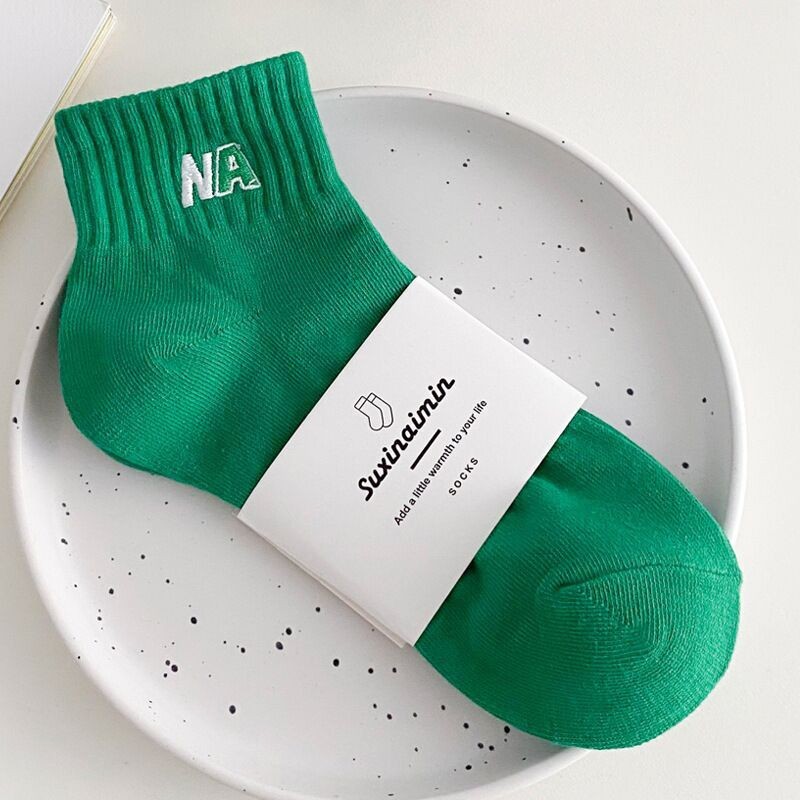 Calcetines bordados de algodón negro y blanco sólido NA letras verdes calcetines de barco de primavera y verano de calcetines para mujeres en la moda