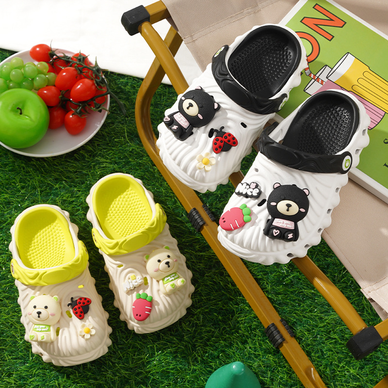 Nuevos zapatos de agujero de fondo suave de Baotou de dibujos animados lindo para hombres y mujeres, niños de mediana edad eva, ropa exterior ligera, sandalias y zapatillas de todo fósforo al por mayor