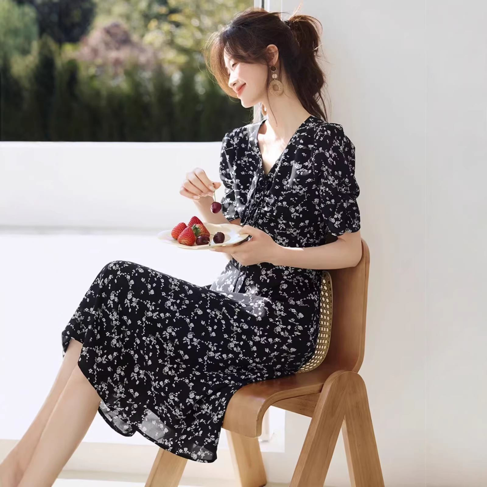 Váy hoa maxi tay bồng kiểu Pháp thắt eo — đen chi tiết 5