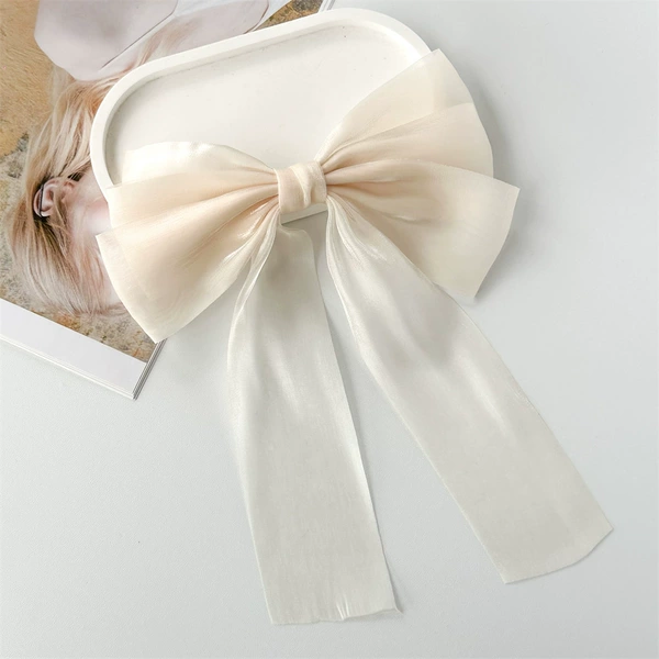 Beige hairgrip with bow