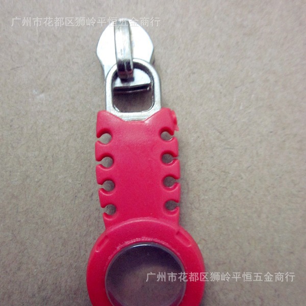 批发零售手袋箱包拉头 pvc材质工厂定 制 广州狮岭