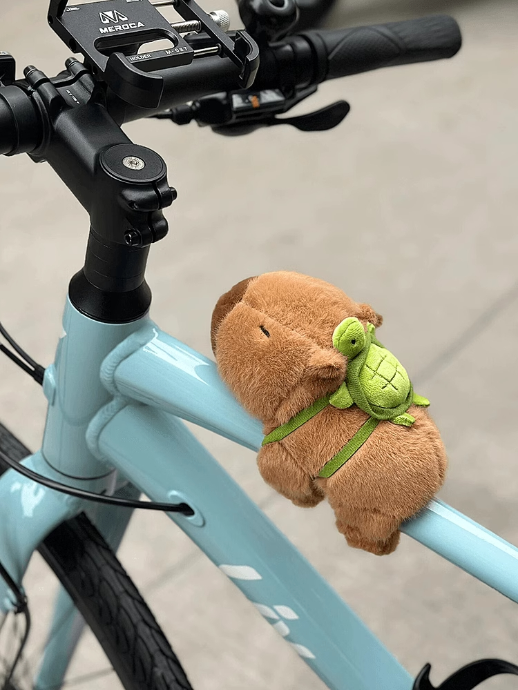 카피 바라 인형 고속도로 산악 자전거 자동차 펜던트 전기 자동차 작은 액세서리 인형 자전거 장식