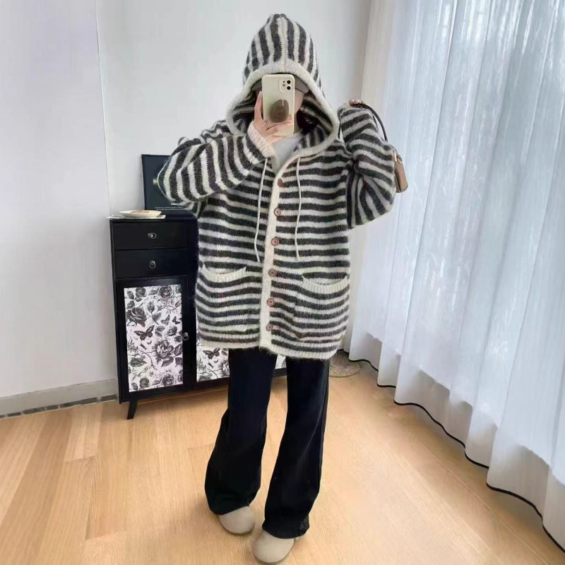 2025新款设计感撞色条纹气质连帽长袖毛衣女秋季宽松百搭减龄上衣|undefined