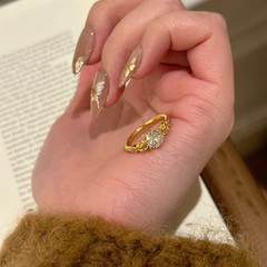 Xiaohongshuの人気の古代黄金のローズダイヤモンドリング女性用、軽い豪華さとハイエンドの新しい宮殿の小さな金の花のリング