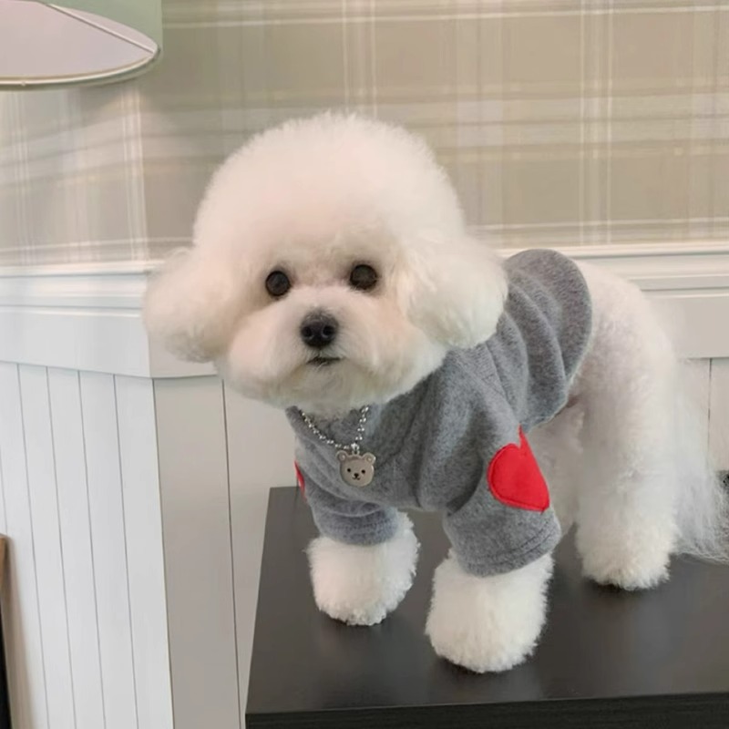 Color sólido corazón rojo amor pegatinas camiseta de base para perros pequeños dos pies de manga larga ropa de mascotas perros al por mayor