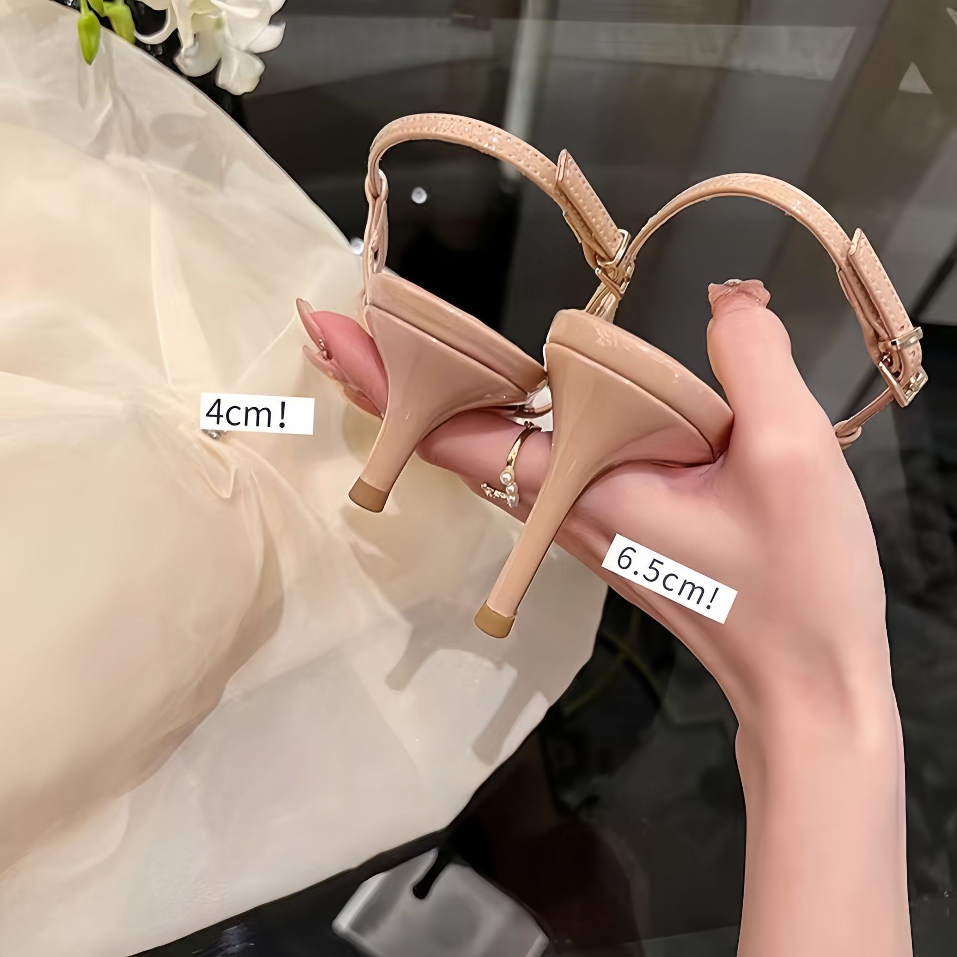 Versión de piel de vaca ~ Versión de piel de oveja, sandalias de puntera vacía trasera, hebilla en V puntiaguda para mujer, cuero 2024, nuevos tacones de aguja de verano