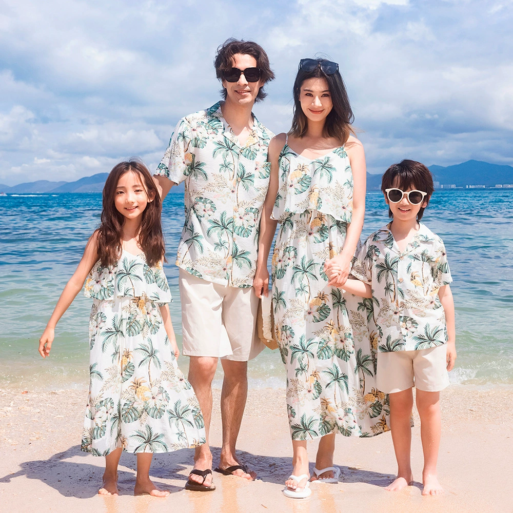 Одинаковые наряды для родителей и детей, подходящие для фотосессий, новые летние образы 2025 года для семьи из трех человек на отдыхе на море, стильные платья для мамы и дочки.