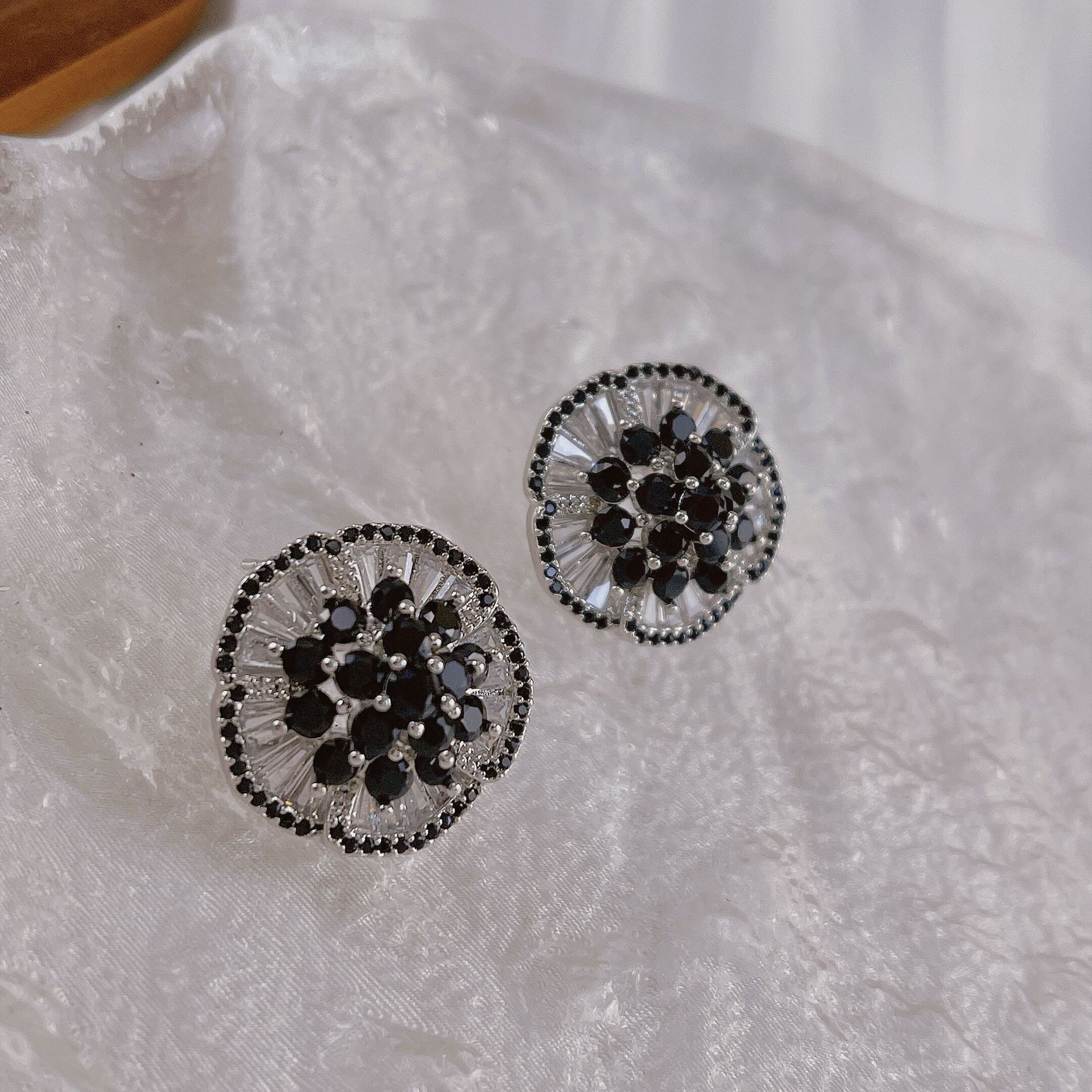 F7541 블랙 지르콘 플라워 귀걸이