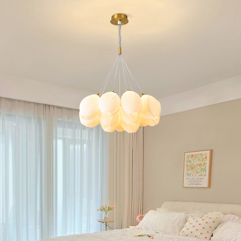 Lámpara de la sala de estar moderna y simple crema viento lámpara de la habitación de los niños 2026 nueva flor lámpara de dormitorio lámpara Zhongshan 485L