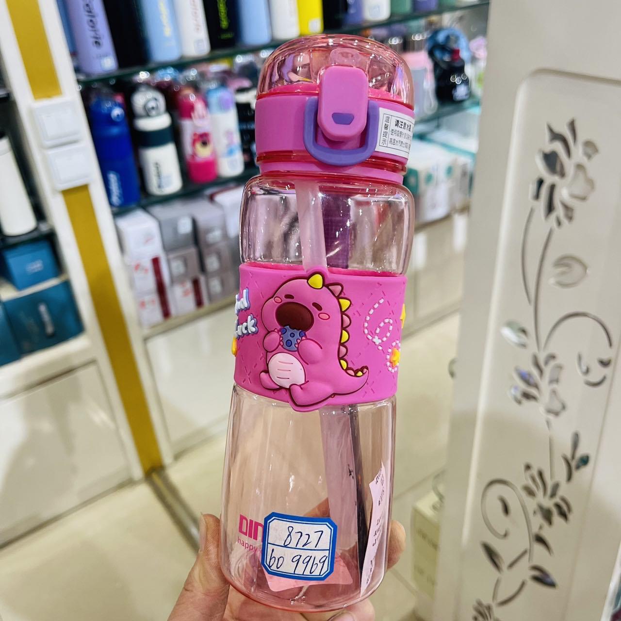 Yichang2025 nuevo dibujo animado lindo lindo taza de plástico de niños estudiantes taza de agua deportiva portátil taza de paja transfronteriza