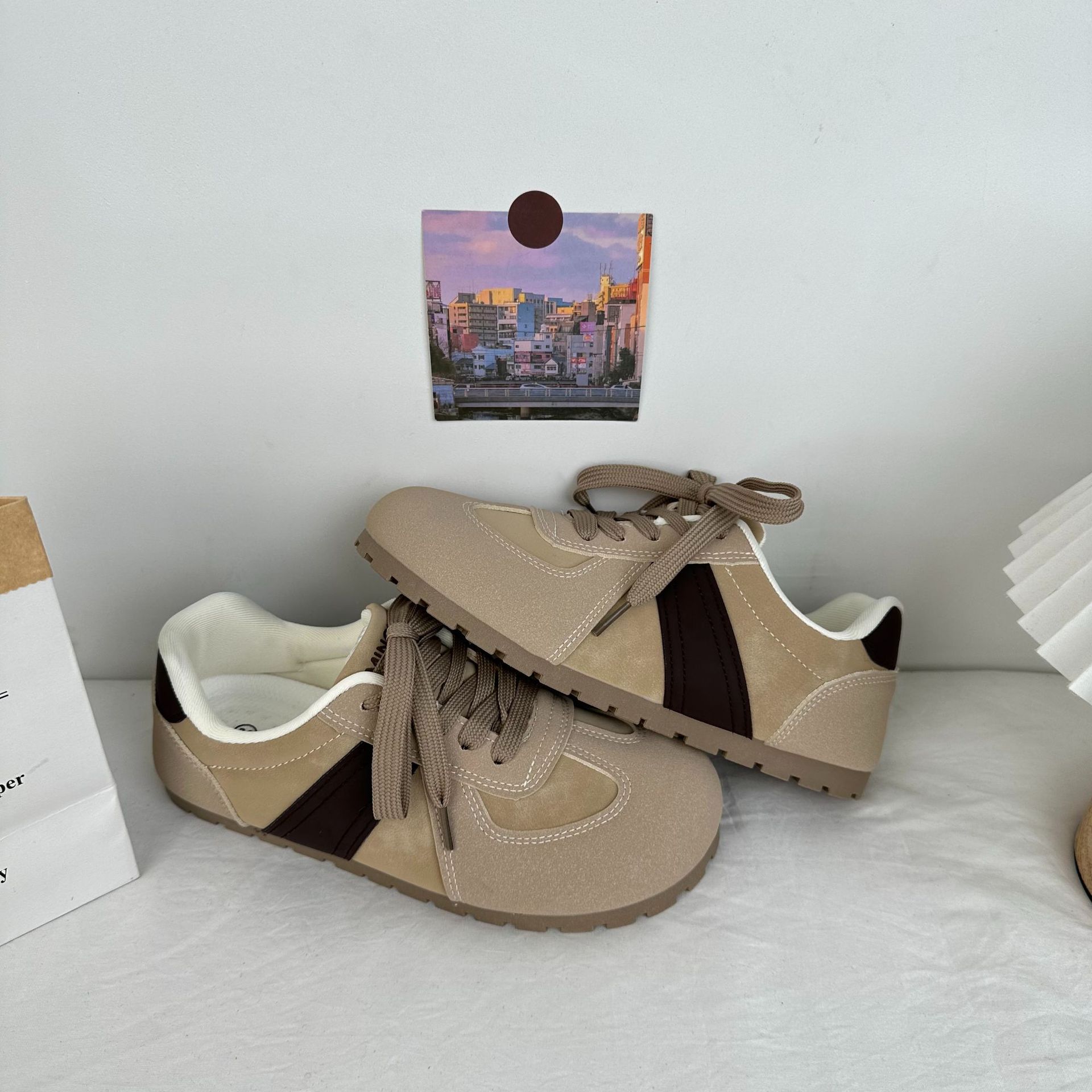 Casual Retro Commuter 2025 nuevo estilo de primavera y verano ligero de suela delgada deportes todo fósforo más terciopelo de suela plana hojaldre zapatos de entrenamiento alemán para mujer