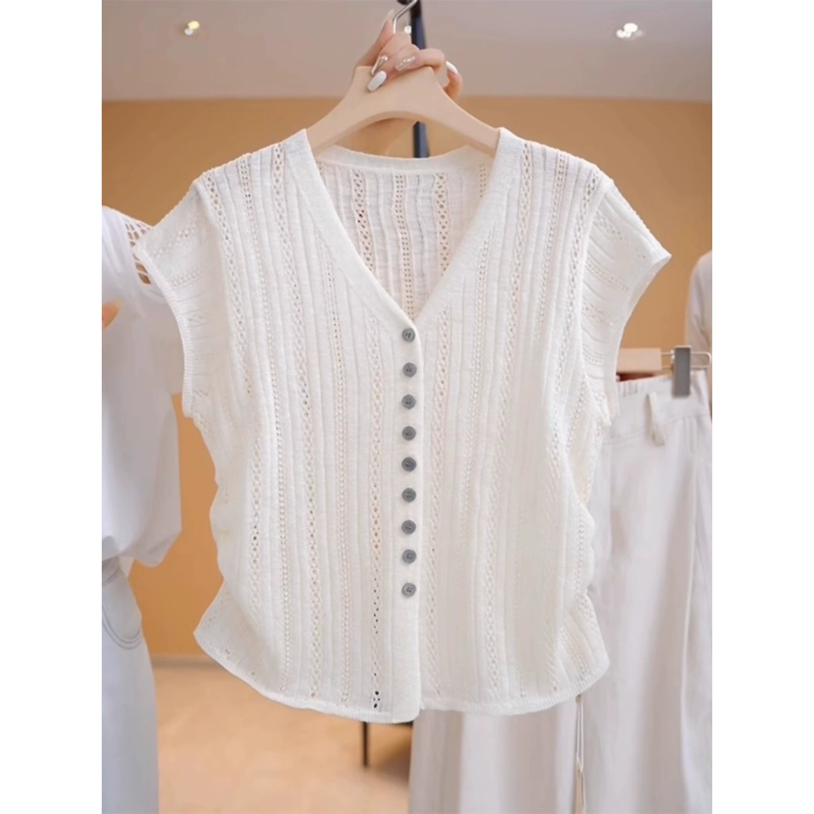 Дизайнерская полая футболка с короткими рукавами для женщин, лето 2025, новый тонкий свитер из ледяного шелка, белый топ