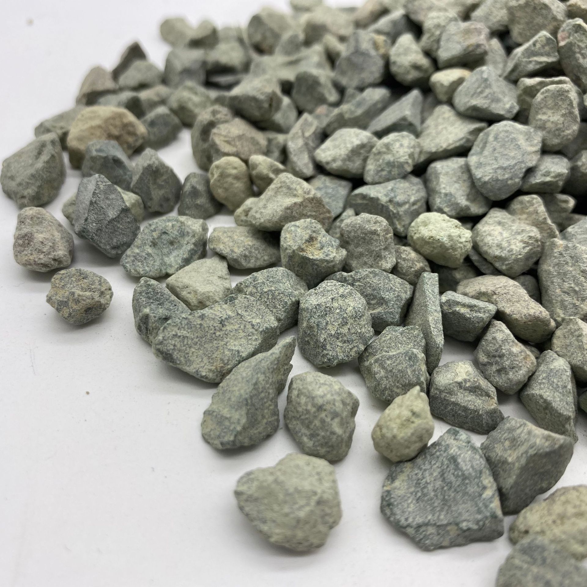 养殖用沸石粉  土壤改良沸石 养猪厂用水处理除氨氮用4-8沸石滤料