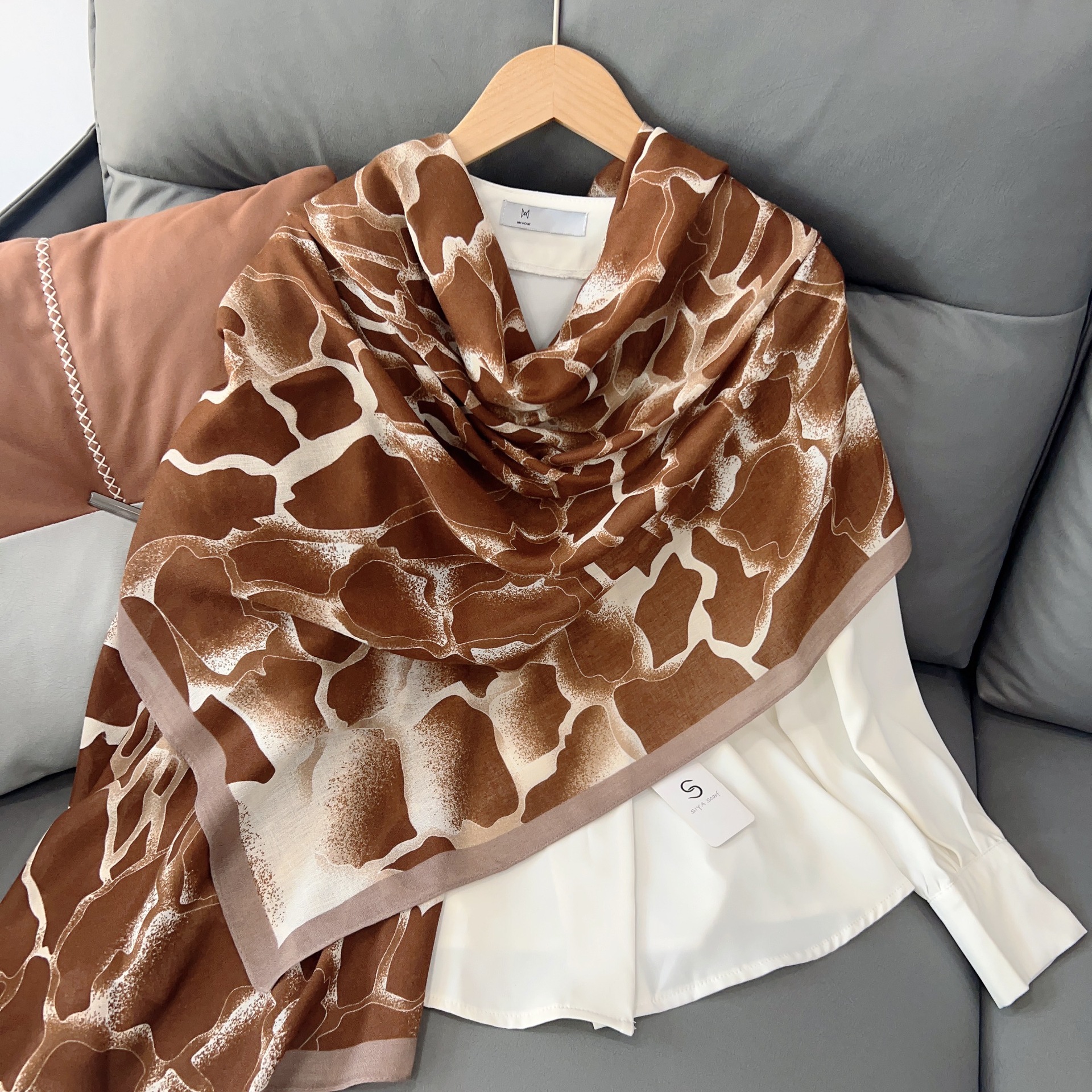 Women's Elegant Simple Style Color Block Cotton And Linen Printing Scarf display picture 3