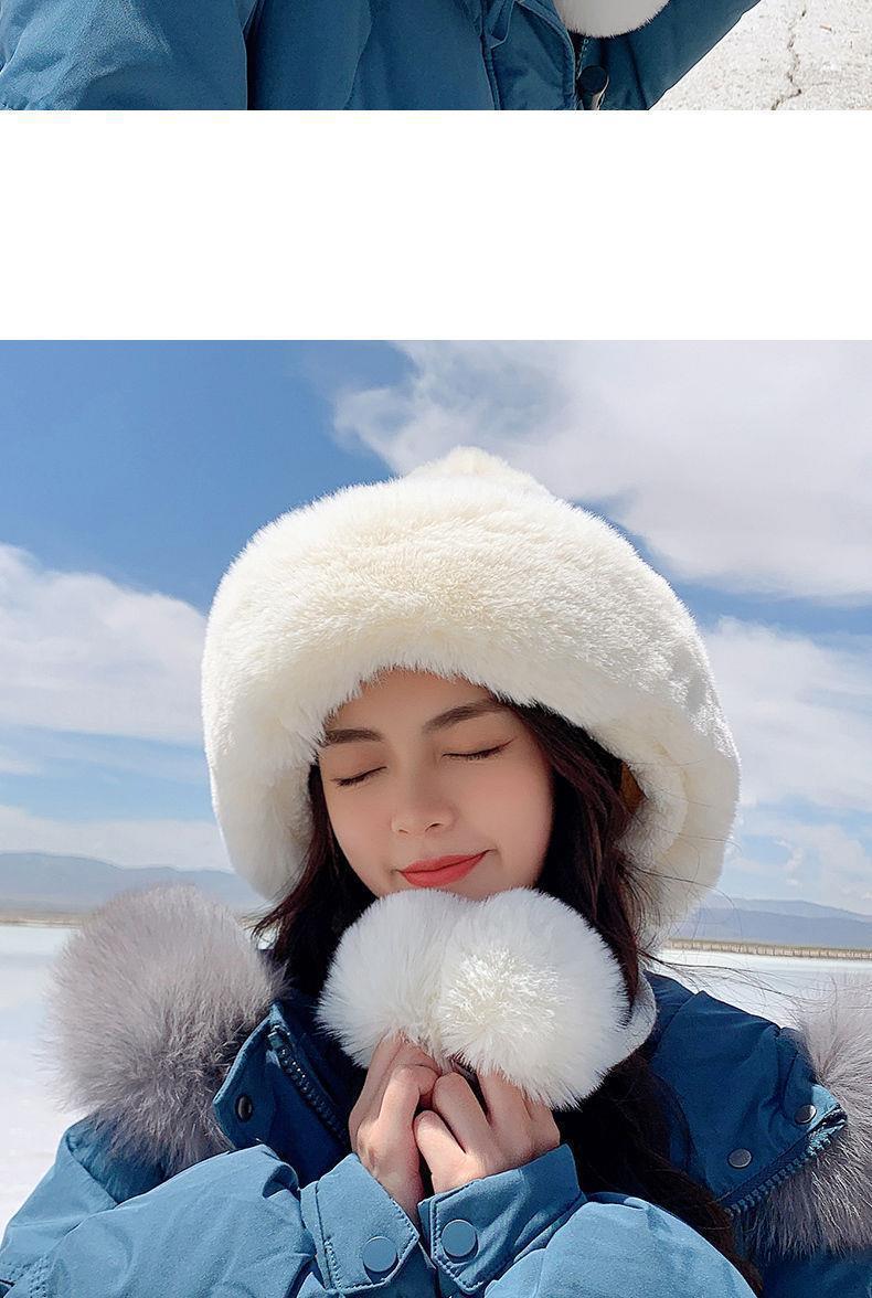 Neue weiße Schneekaninchenfell-Grasmütze für Damen, modisch und hochwertig, mit Plüschballmütze, Garn, koreanischem Gehörschutz, warmer Strickmütze_voghion.com