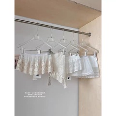 白いバレエ風レースの網のスカートの女性の春の年齢を減らします。