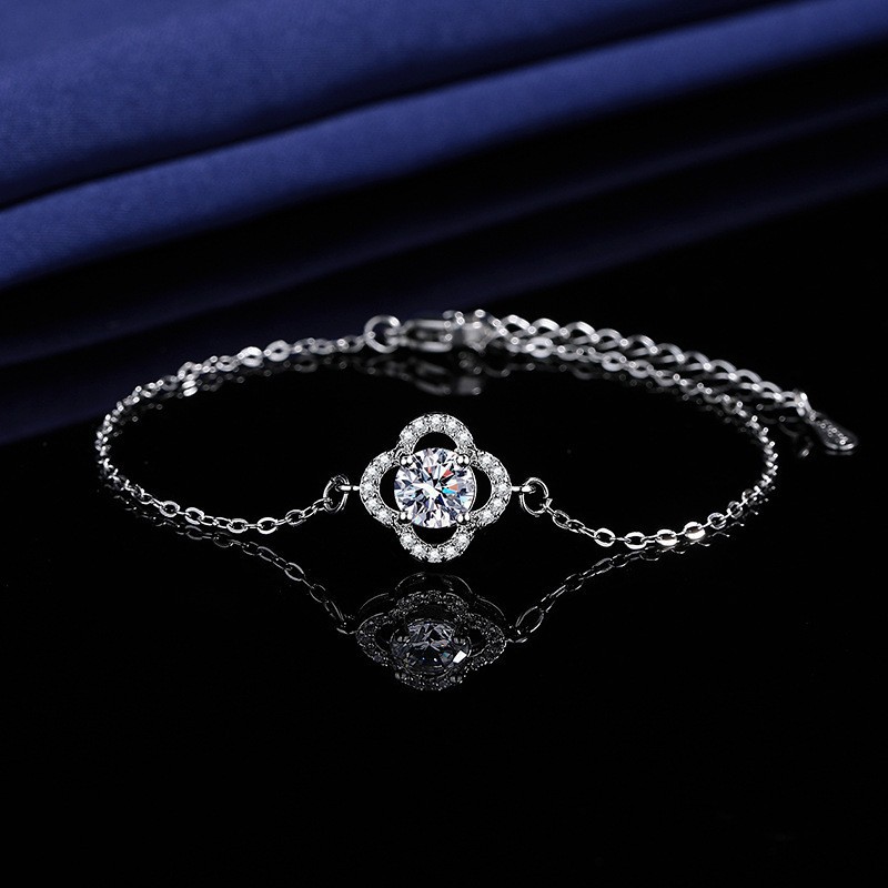 Pulsera popular de trébol de cuatro hojas.