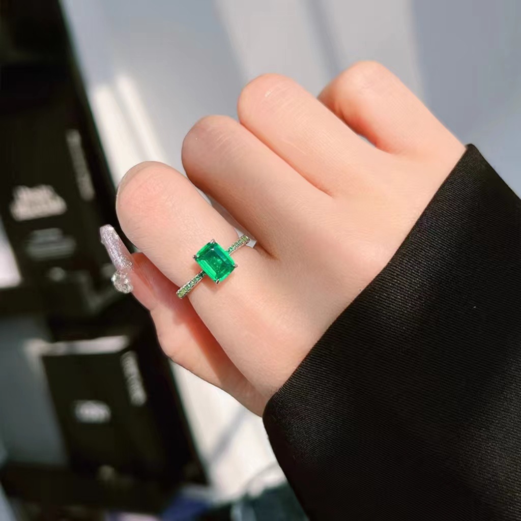 Elegant Rectangular Emerald Ring With Carbon Diamonds Fine Gold_voghion.com