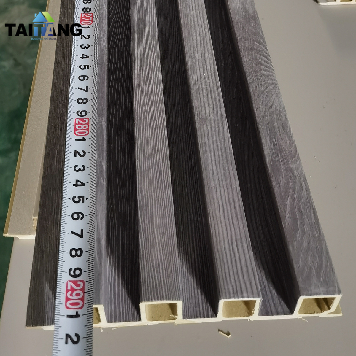 Tablero de pared de madera ecológico al por mayor material de decoración de techo de hotel Tablero de pared de plástico de madera 195 Tablero de gran muralla