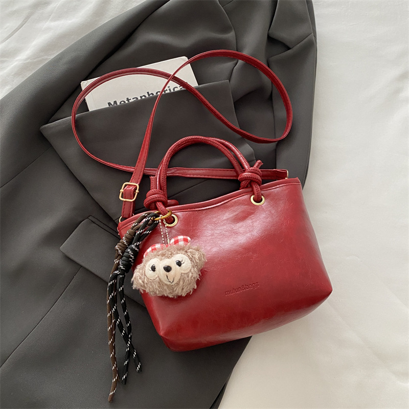 Este año, bolsos populares populares de invierno para mujeres, versátiles, 2024 nueva moda, bolsos portátiles, bolsos de cubo