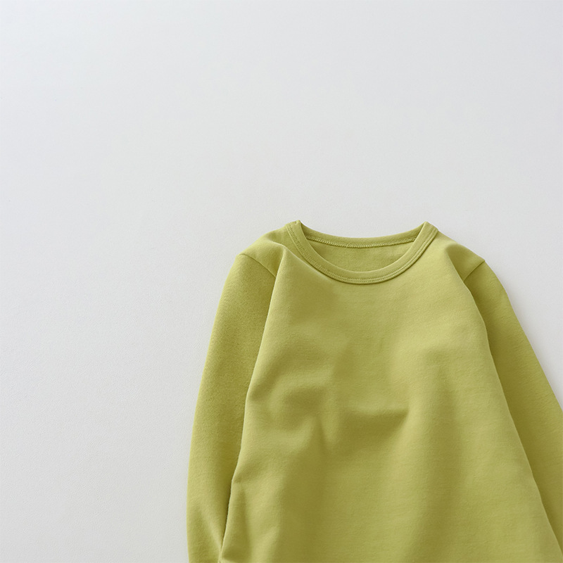 Camiseta de manga larga de algodón puro para niños 2026, camiseta básica para primavera y otoño, top cepillado de cuello redondo de color liso y corte holgado para niños y niñas.