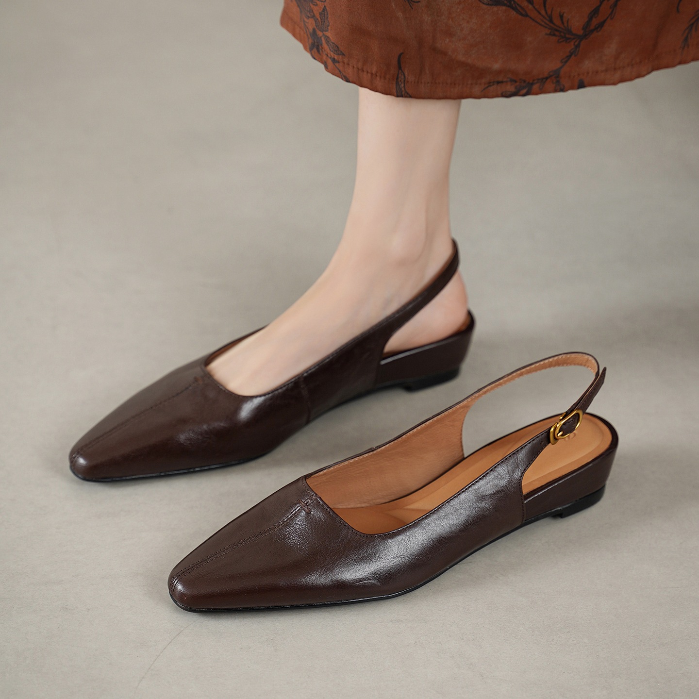 Sandal nữ da cừu mũi nhọn quai chữ V đế bệt — màu nâu