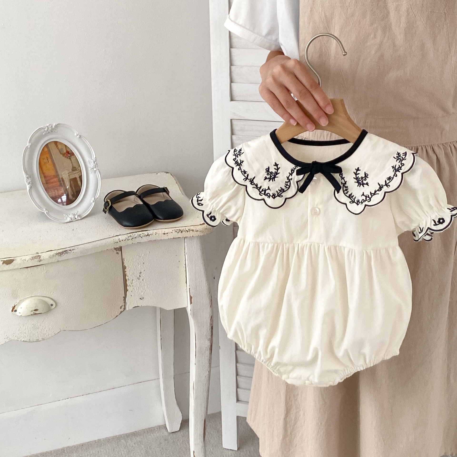 ins2025 ベビー夏刺繍ラペル半袖ジャンプスーツファッショナブルな女の赤ちゃんリボンバッグ服