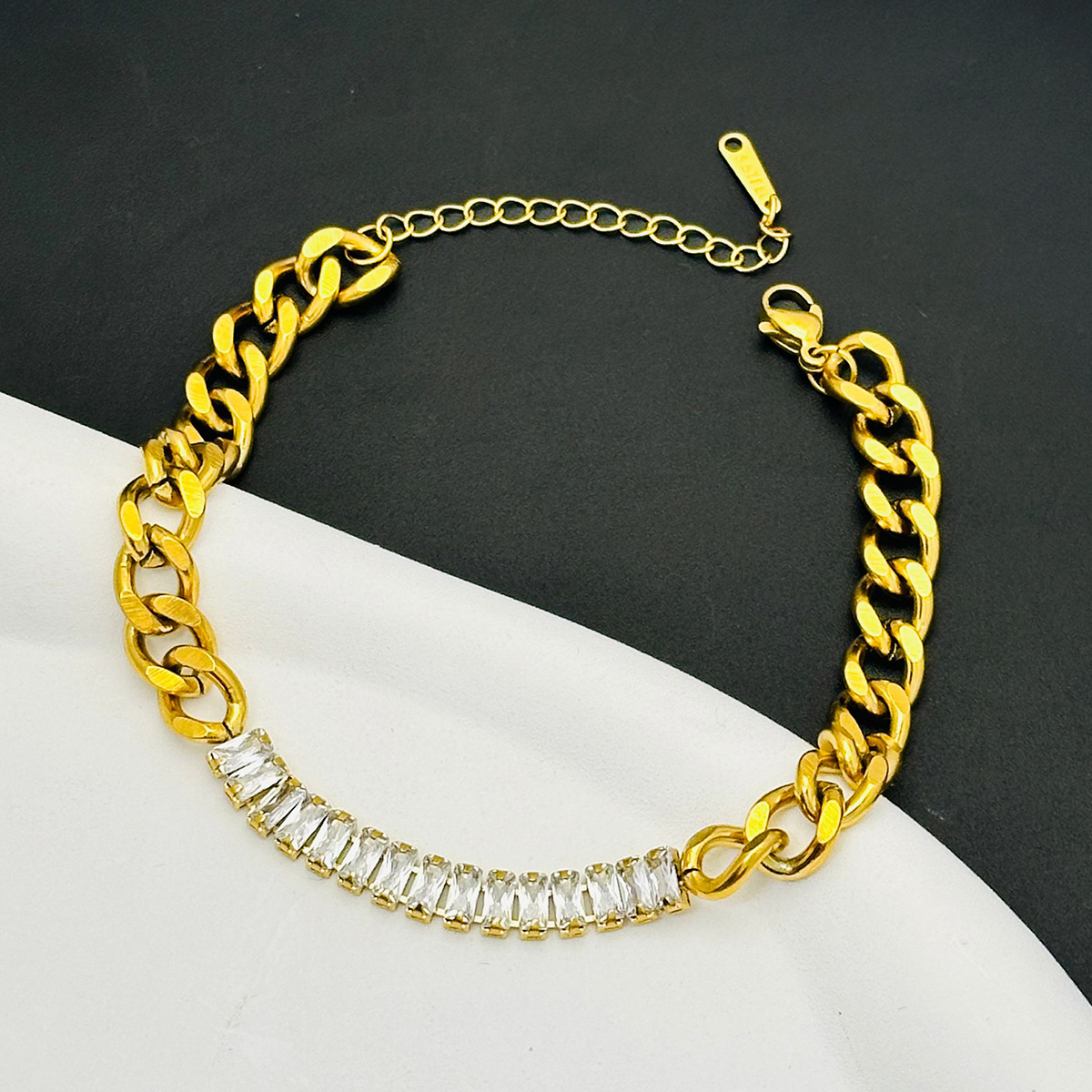 Diamantes brillantes transfronterizos geométricos transfronterizos de moda europea y americana temperamento ligero joyas de lujo mujeres no desvanecen pulseras europeas y estadounidenses exquisitas