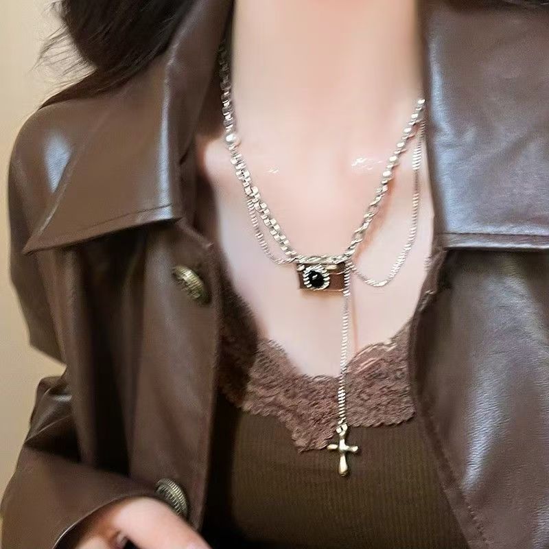 2025 nuevo lujo ligero y frío viento accesorios retro moda cadena de clavícula para mujeres superpuestas accesorios temperamento al por mayor image 7