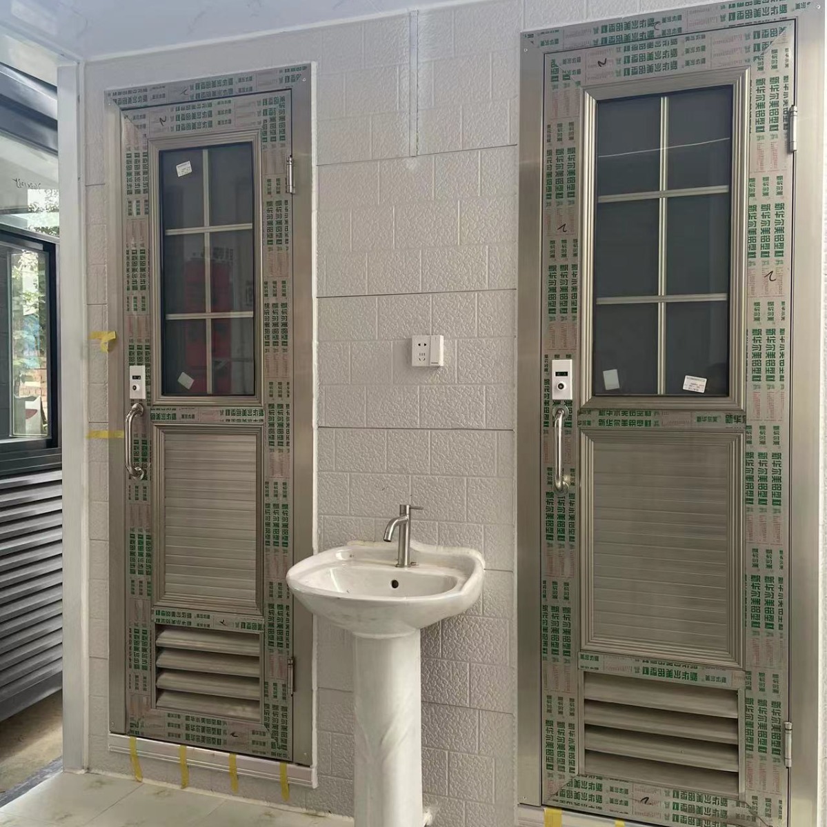 亿尔户外景区工地金属雕花板移动厕所双蹲位卫生间款式多样厂家现