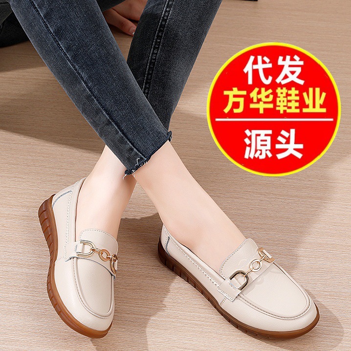 Zapatos de mujer de cuero suave primavera y verano de 2026 nuevos zapatos de estilo único para mujeres, zapatos de madres de mediana edad, zapatos de pedal