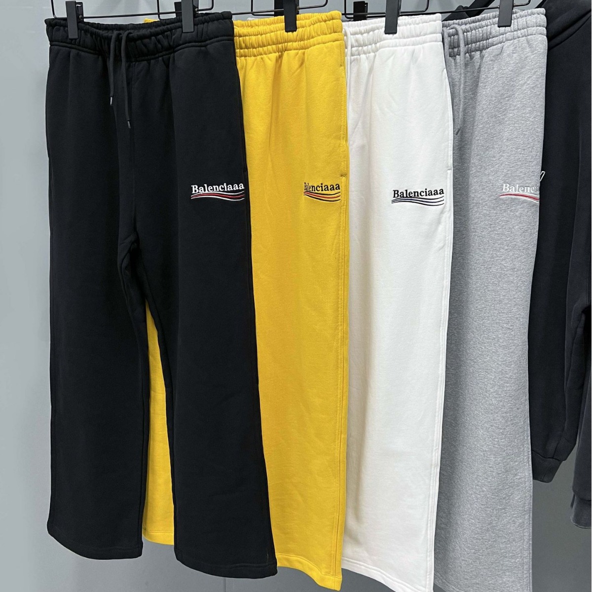 High-quality Parisian B brand Coca-Cola embroidered sweatpants, unisex, loose fit, casual sweatpants.