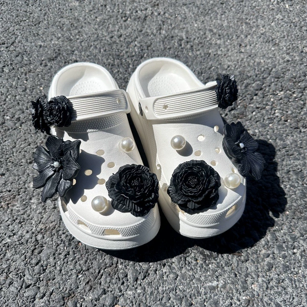 Black bouquet + pearls [12 shoe buckles] only send shoe flowers