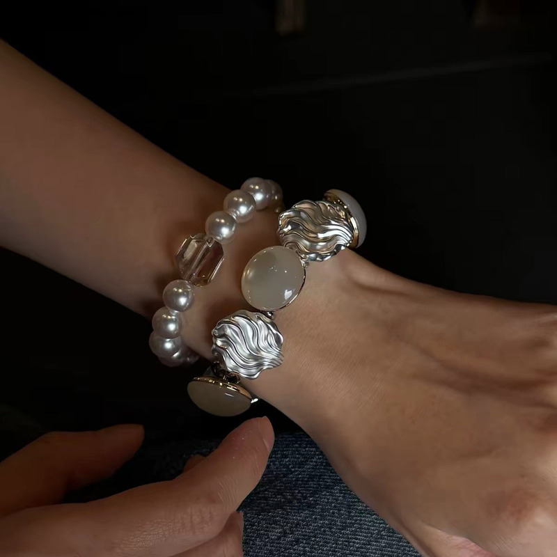 Original silver shell bracelet with faux pearls and tea crystal beads, layered design, high-end, light luxury, niche design, elegant jewelry Original silver shell bracelet with faux pearls and tea crystal beads, layered design, high-end, light luxury, niche design, elegant jewelry