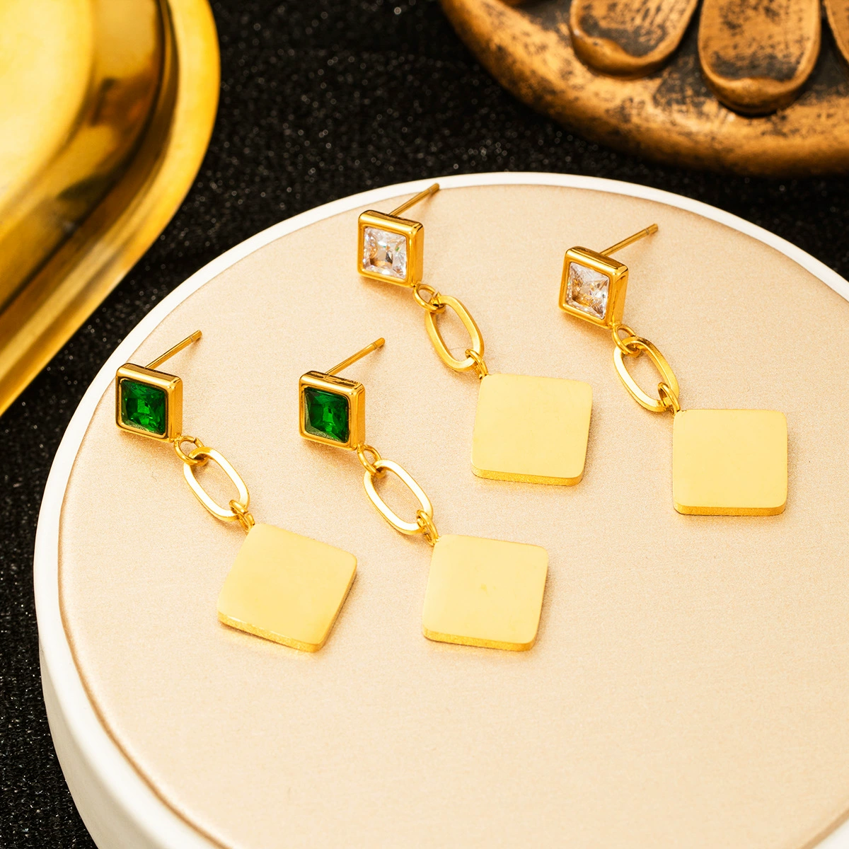 Трансграничные взрывные изделия носят двойные бриллиантовые серьги с полыми бриллиантами