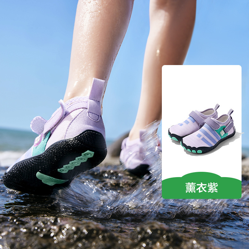 KKの木の子供のビーチの靴の海辺の男の子の女の子は渓の靴の滑り止めを追跡して夏の赤ちゃんを切って泳ぎます。|undefined