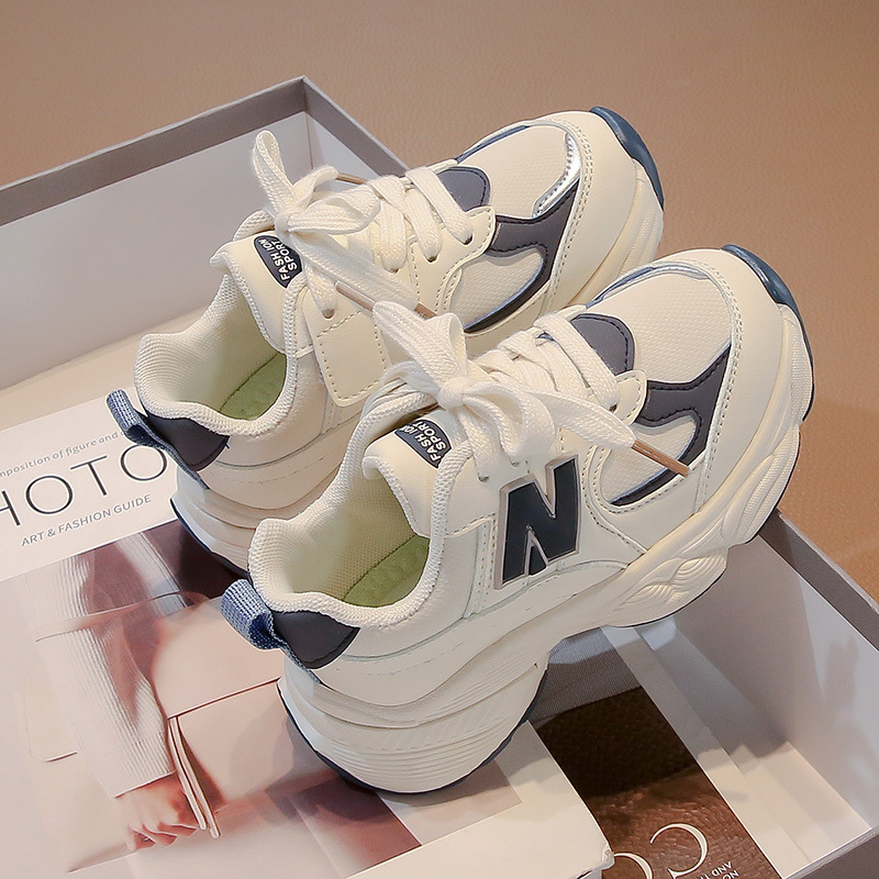 Nuevas zapatillas deportivas de primavera para niños 2026 zapatillas de corrida de moda para niñas con suela suave versátil para niños grandes y medianos