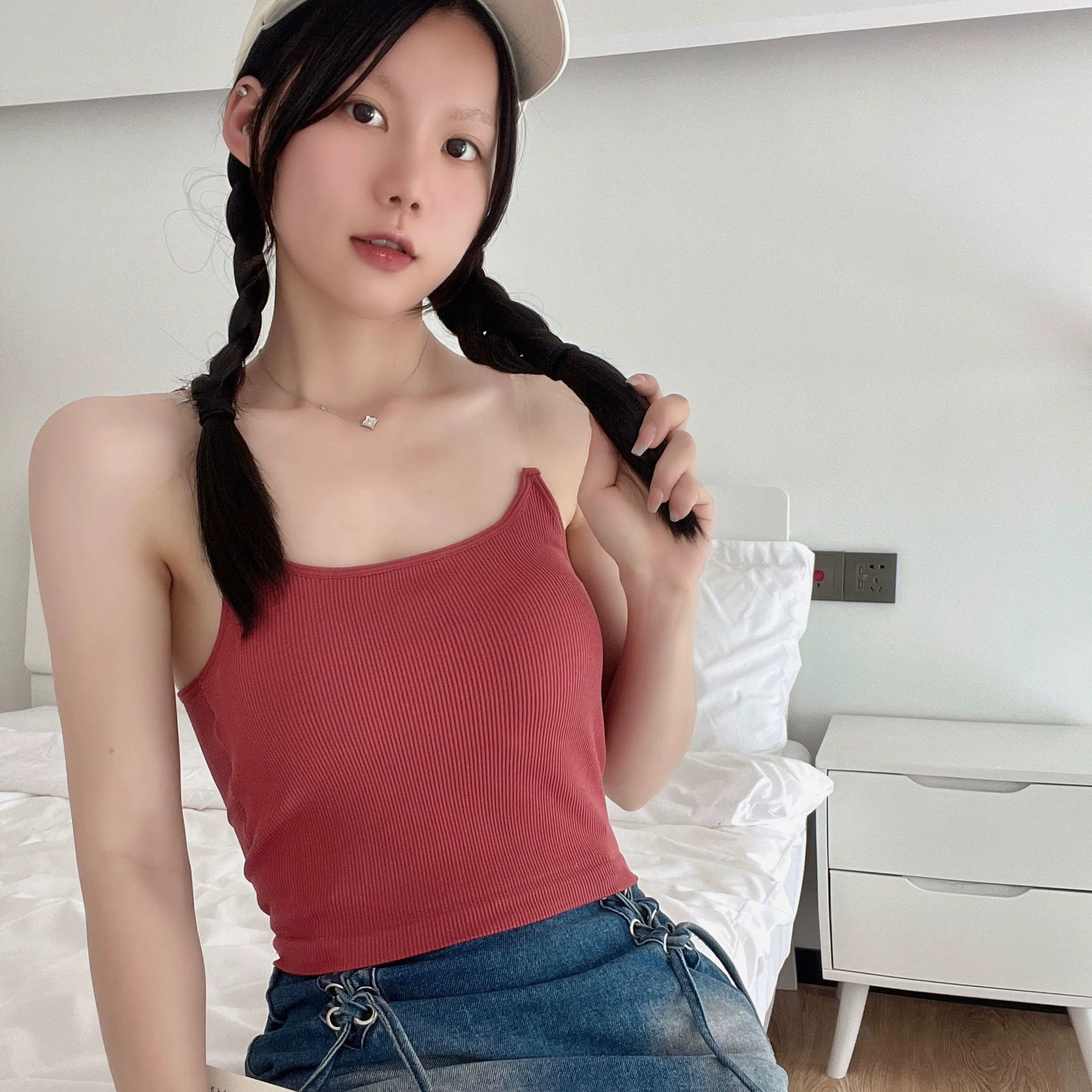 Летняя майка-бюстье, белье как верхняя одежда, базовая телесно-непросвещаемая версия с чашками, облегающий крой