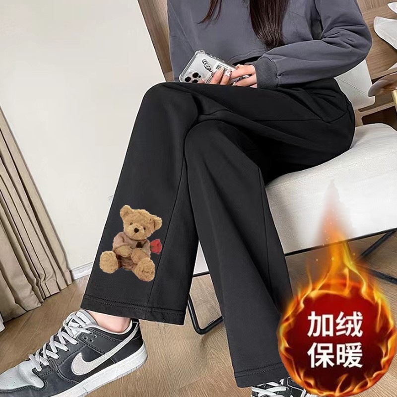 빅 브라운 베어 스트레이트 블랙 팬츠와 벨벳