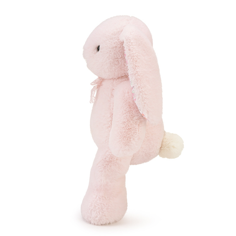 赤ちゃんのぬいぐるみを抱いています。ウサギのぬいぐるみが可愛いです。|undefined