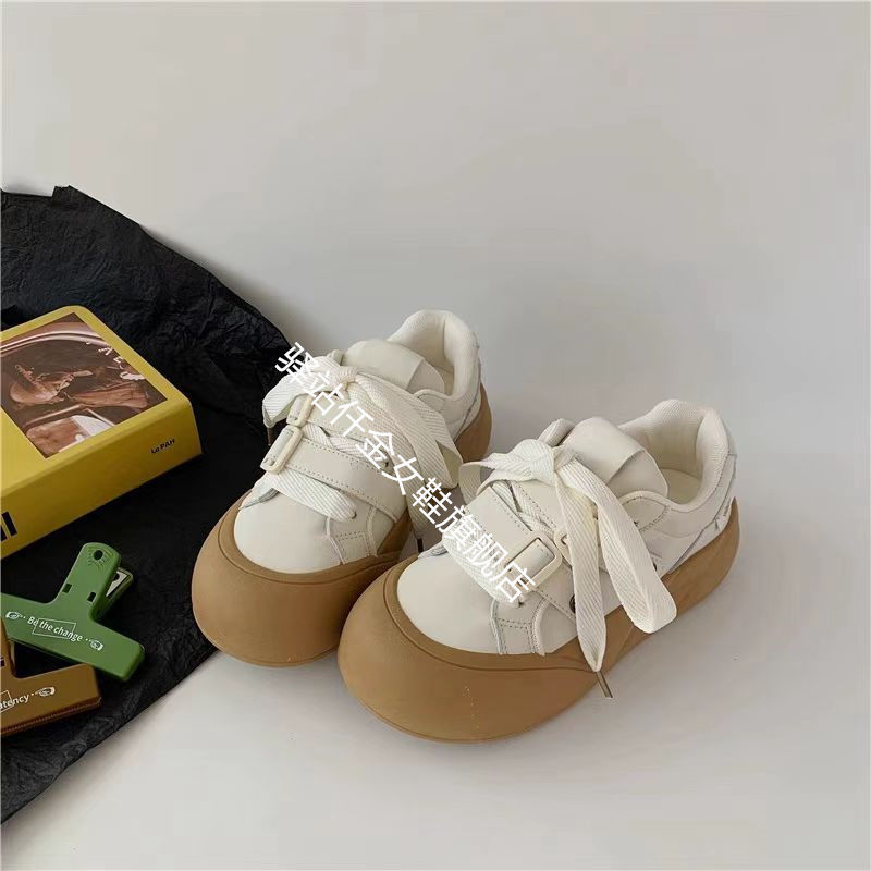 Nuevos zapatos blancos chinos de suela gruesa para mujeres, 2024 nuevos zapatos casuales de mujer, zapatos de pan chic