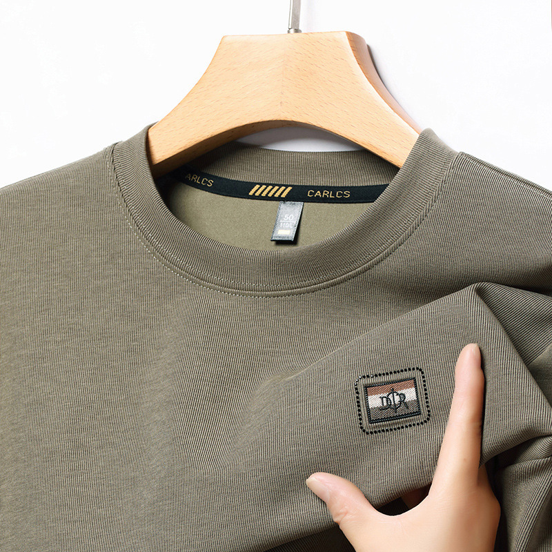 La felpa con cappuccio a girocollo da uomo emana un'atmosfera di alta qualità. È uno strato di base alla moda per la primavera e l'autunno, con una lunga scollatura._voghion.com