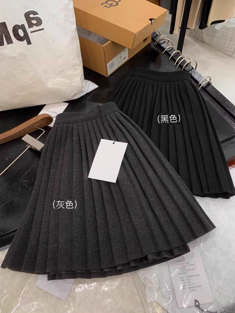 Fashionable autumn woolen pleated skirt