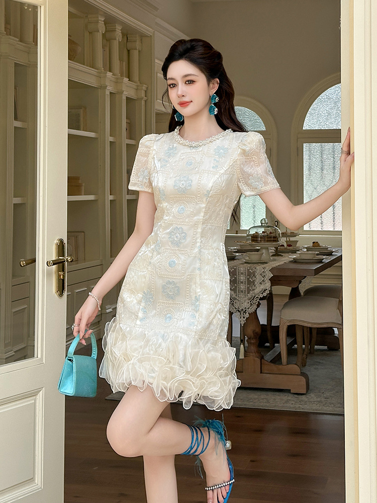Đầm bodycon cổ tròn thêu đính kim cương phong cách quý cô giàu có mùa hè 2026 — mơ