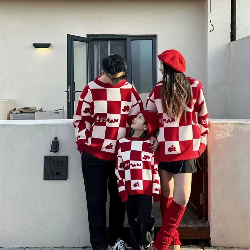 Родина и ребенок в красном любовном свитере