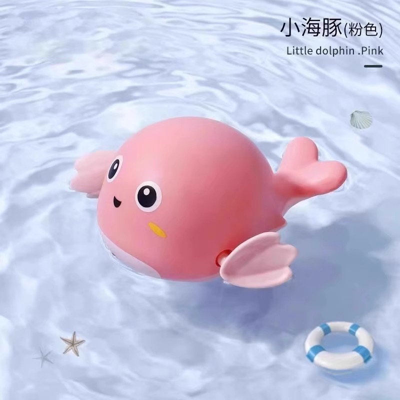 赤ちゃんのお風呂のおもちゃのアヒルの子供は水遊びをします。|undefined