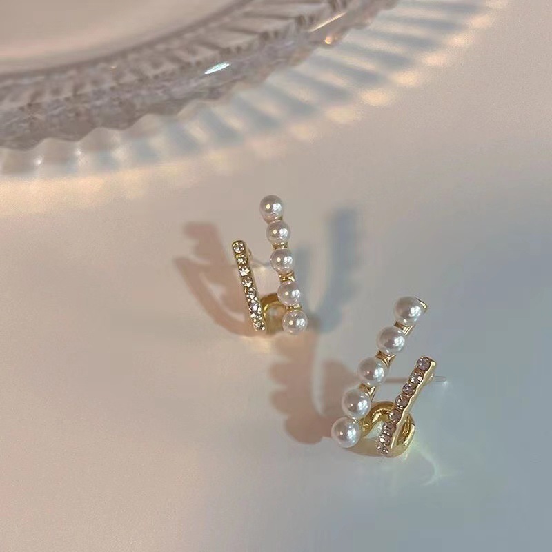 Cubic Zirconia And Pearl Stud Earrings For Everyday Elegance_voghion.com