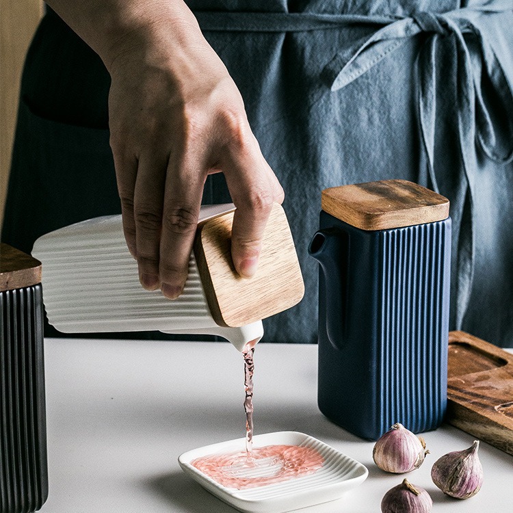 Creativo simple cuadrado recto grano condimento botella cocina suministros de dos piezas aceite vinagre olla cerámica condimento botella traje de madera bandeja