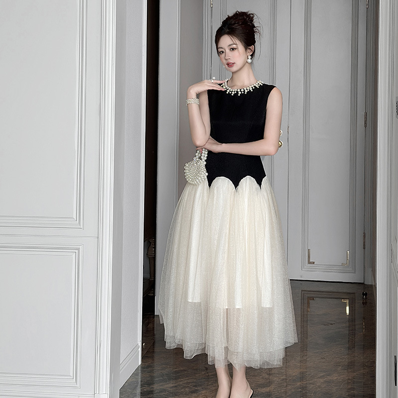 French-Style Black and White Color-Blocking Waist-Cinching Dress, Slim-Fit with Puffy Tulle, Ethereal Long Evening Gown 9010 French-Style Black and White Color-Blocking Waist-Cinching Dress, Slim-Fit with Puffy Tulle, Ethereal Long Evening Gown 9010